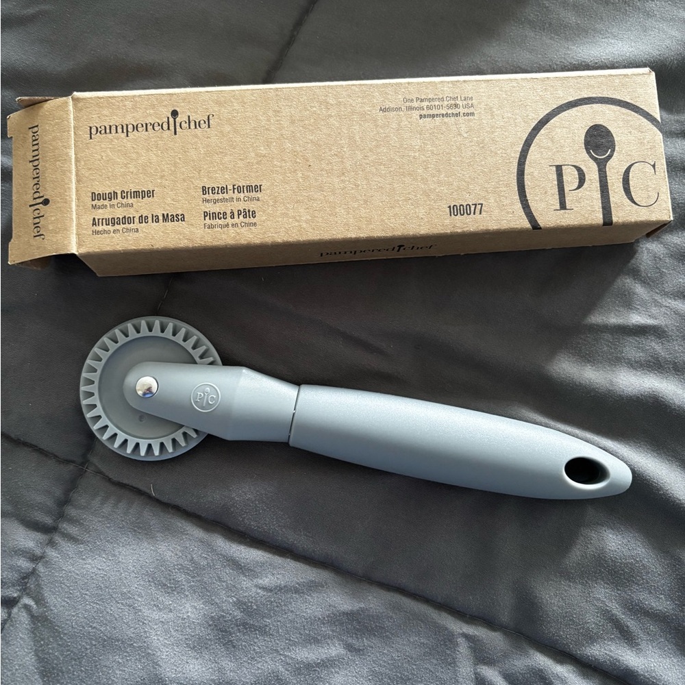 Pampered Chef Gray Pastry Wheel